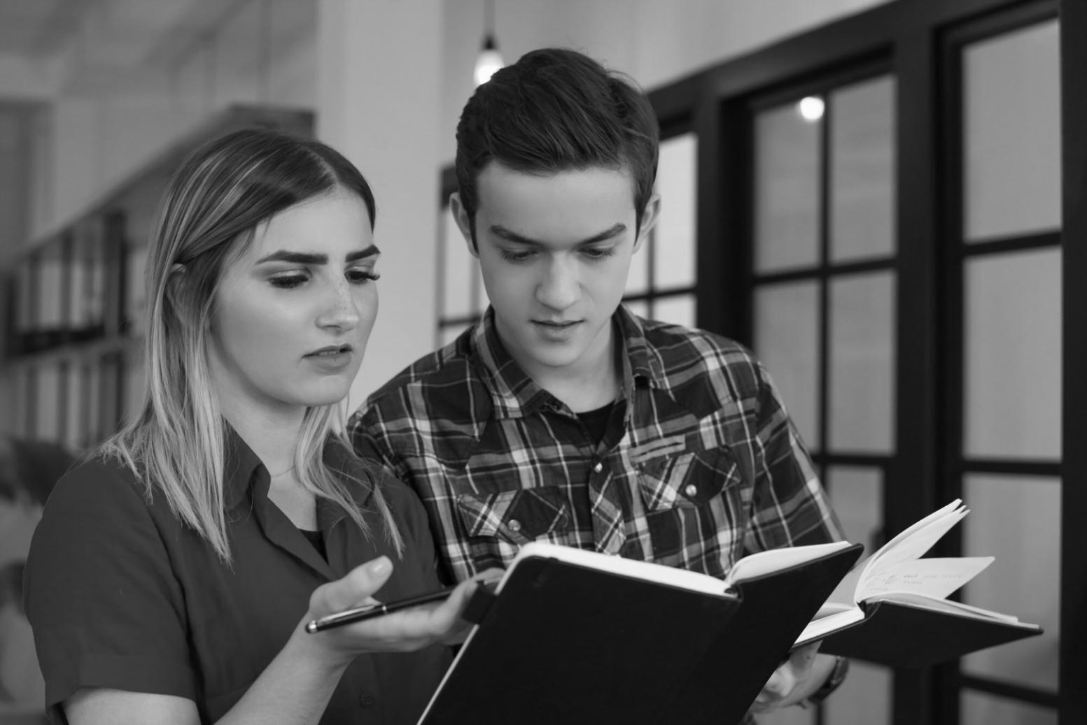 Workspace organisé avec documents financiers et ordinateur portable montrant des graphiques de suivi budgétaire
