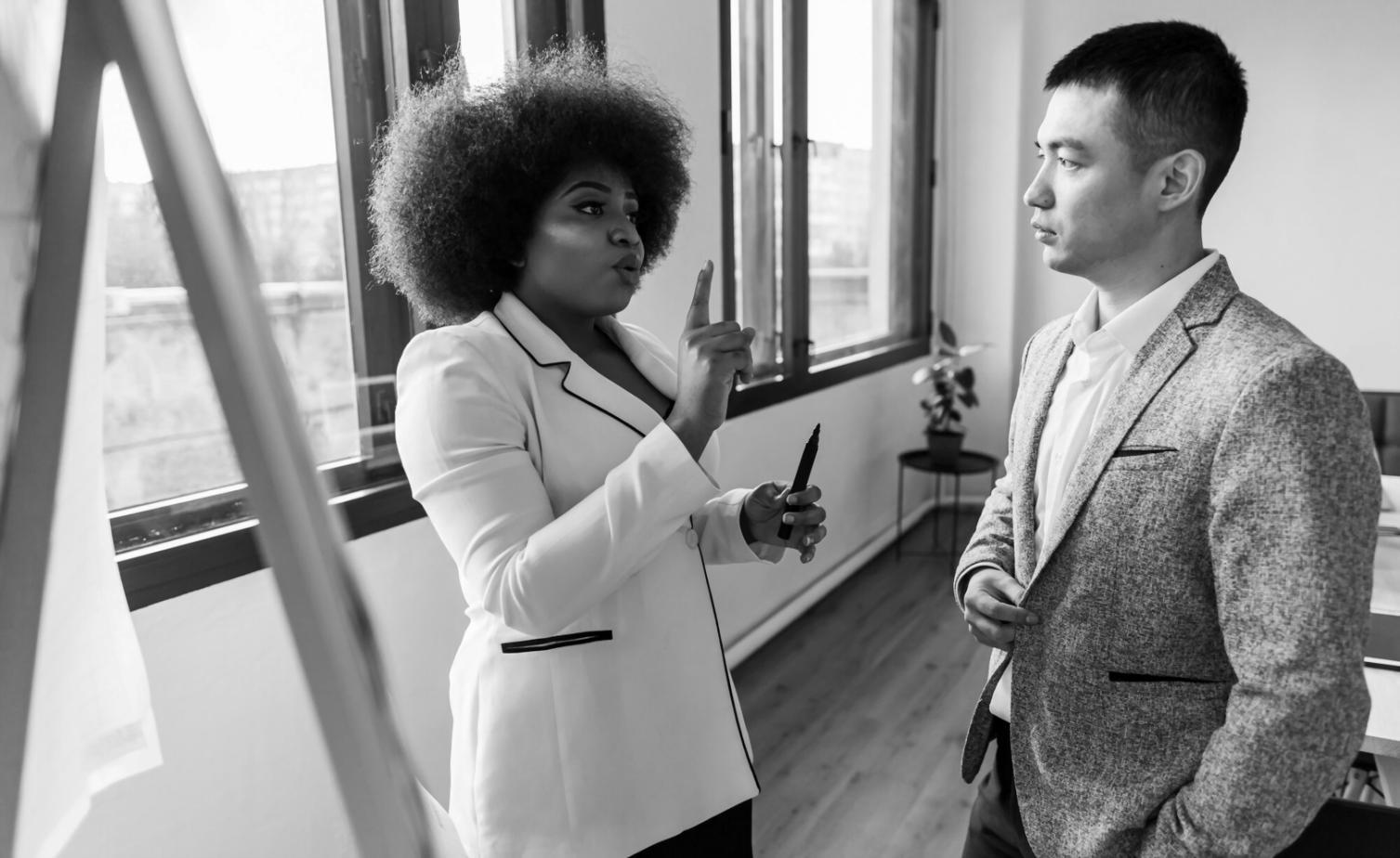 Bureau moderne avec tablette affichant des statistiques financières et calculatrice